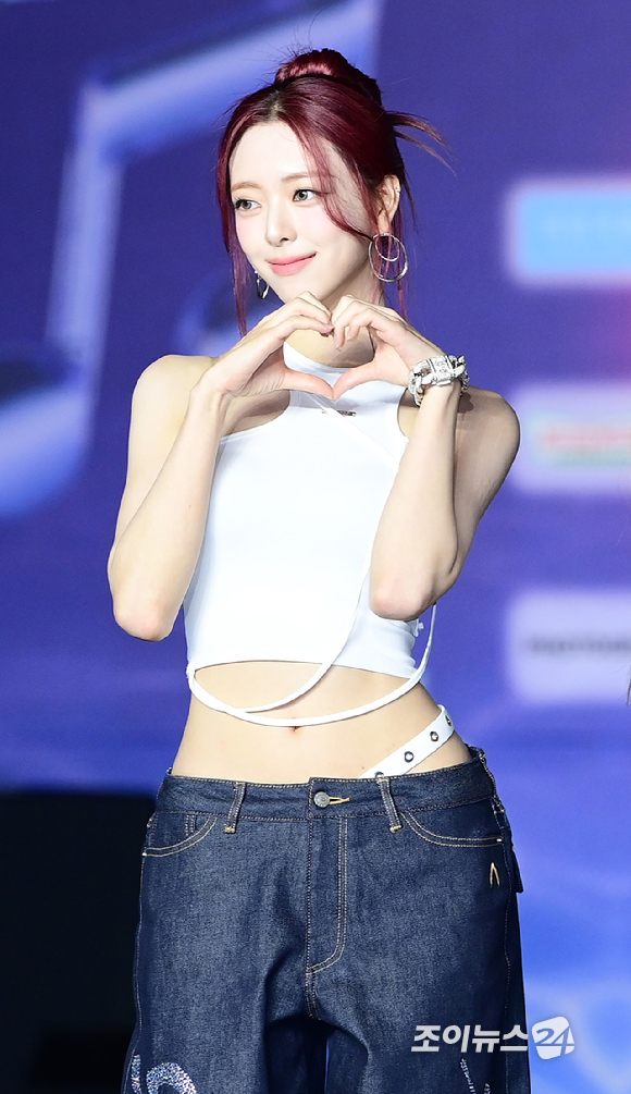 그룹 있지(ITZY) 유나가 26일 오후 경기도 고양 일산서구 대화동 킨텍스에서 열린 2025 SBS 가요대전 Summer(써머) 블루카펫 행사에 참석하고 있다. [사진=정소희 기자]