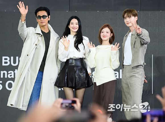 배우 주지훈-신민아-이세영-이종석이 10일 부산 해운대구 영화의전당에서 열린 제31회 부산국제영화제 '재혼 황후' 야외 무대인사에 참석하고 있다. [사진=정소희 기자]