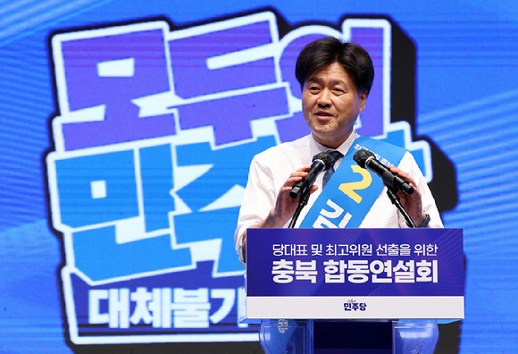 김용 더불어민주당 최고위원 후보가 1일 충북 청주시 CJB미디어센터에서 열린 '민주당 당 대표&middot;최고위원 순회경선 합동연설회'에서 정견 발표를 하고 있다. [사진=연합뉴스]