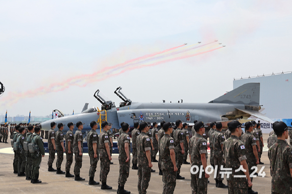 7일 경기도 수원시 공군10전투비행단에서 열린 F-4 팬텀(Phantom) 퇴역식에서 마지막 비행임무를 마친 F-4E 팬텀 전투기와 명예전역장이 함께 있다. [사진=사진공동취재단]