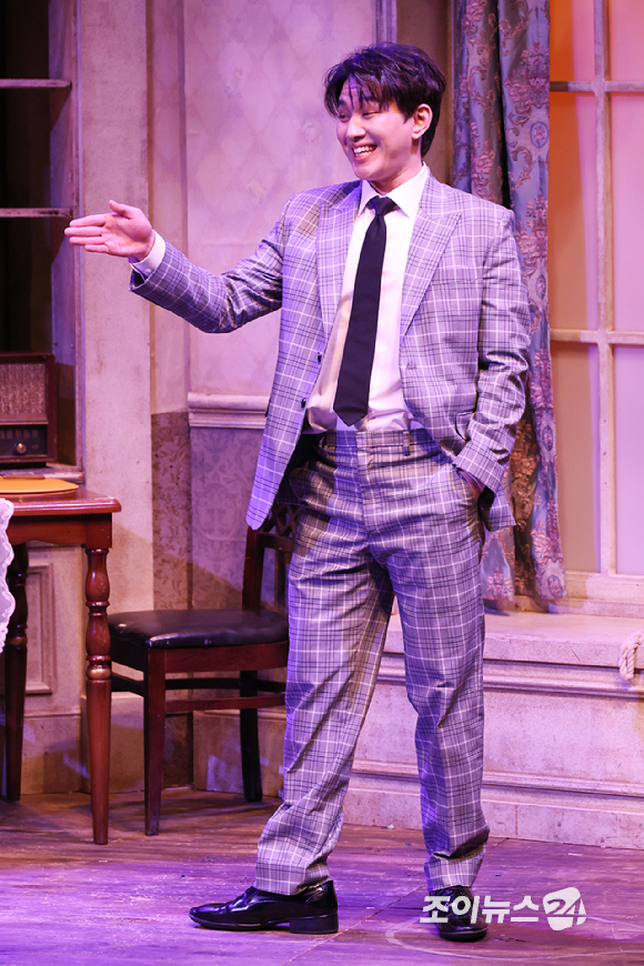 배우 오승훈이 19일 오후 서울 종로구 동숭동 대학로티오엠에서 진행된 연극 '오펀스' 프레스콜에 참석해 열연을 펼치고 있다. [사진=문수지 기자]