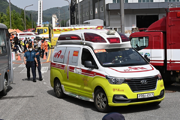 지난 24일 경기 화성시 일차전지 제조 업체 아리셀 공장에서 불이 나 119 구급차들이 시신을 이송하고 있다. [사진=뉴시스]