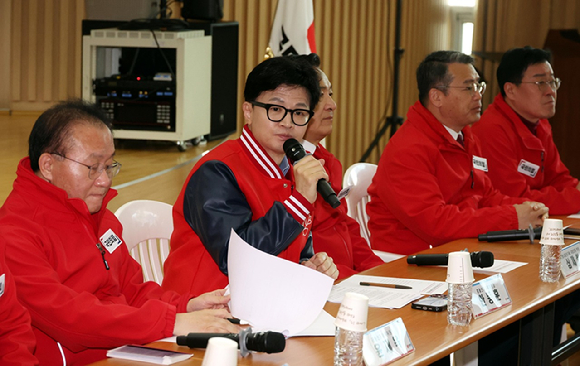 한동훈 국민의힘 비상대책위원장이 20일 오전 경기 안양시 동안구 안양남부새마을금고 본점 강당에서 열린 현장선거대책위원회의에서 발언을 하고 있다.[사진=뉴시스]