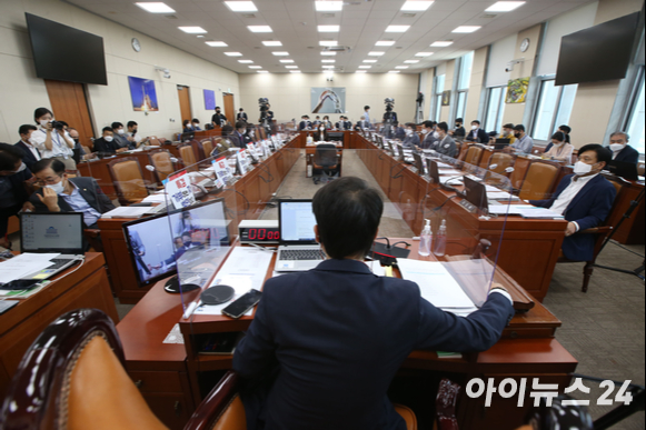 이원욱 국회 과방위원장이 서울 여의도 국회에서 열린 국정감사에서 의사봉을 두드리고 있다.