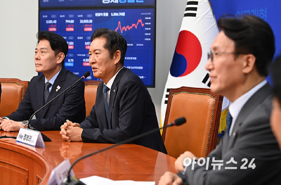 정청래 더불어민주당 신임 대표가 5일 오전 서울 여의도 국회에서 김민석 국무총리를 접견, 대화를 나누고 있다. [사진=곽영래 기자]