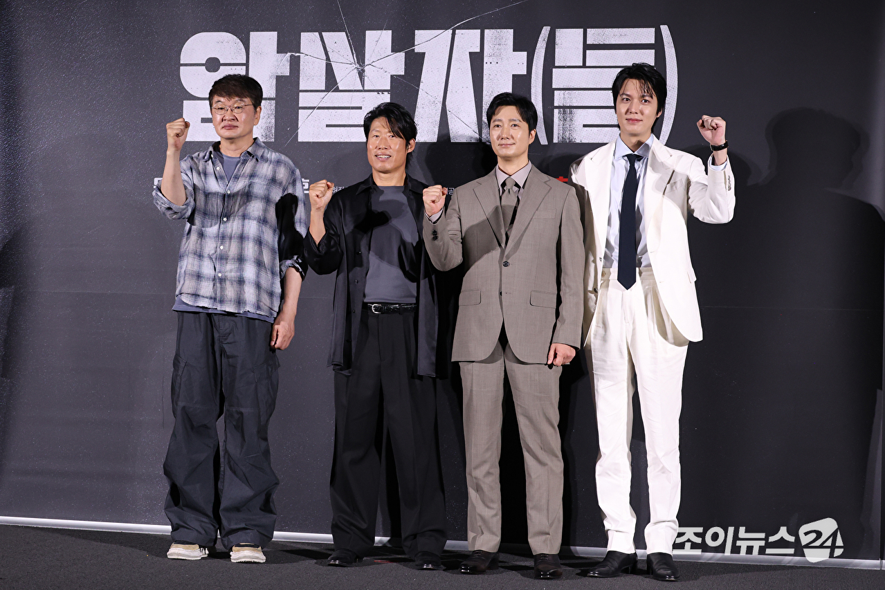 허진호 감독, 배우 유해진, 박해일, 이민호가 10일 오전 서울 용산구 CGV용산아이파크몰점에서 진행된 영화 '암살자(들)'(감독 허진호) 제작보고회에 참석해 포즈를 취하고 있다. [사진=문수지 기자]
