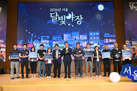 오세훈 서울시장이 14일 서울시청에서 열린 '2026년 서울 달빛야장 조성사업 최종 시민참여평가'에서 대상지로 최종 선정된 상권 6곳 관계자들과 기념 촬영을 하고 있다. [사진=서울시]
