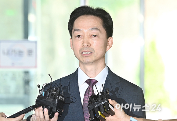 김지용 중대범죄수사청장 후보자가 8일 오후 서울 종로구 정부서울청사 창성동 별관에 마련된 인사청문회 준비단 사무실로 첫 출근하고 있다. [사진=곽영래 기자]