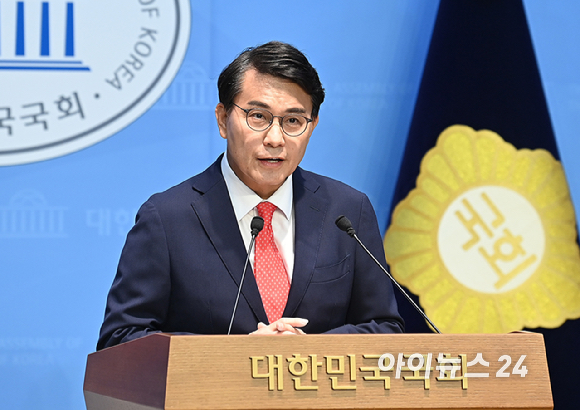 윤상현 국민의힘 의원이 24일 오전 서울 여의도 국회 소통관에서 현안 관련 기자회견을 하고 있다. [사진=곽영래 기자]