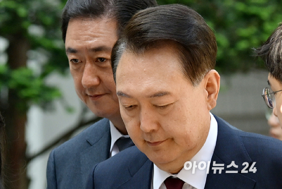 12·3 비상계엄 사태와 관련해 내란 우두머리 혐의 등으로 기소된 윤석열 전 대통령이 12일 서울 서초구 서울중앙지방법원으로 출석하고 있다. [사진=사진공동취재단]