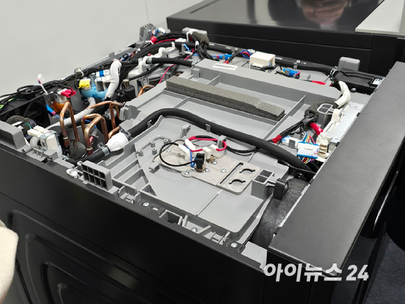 이무형 삼성전자 DA사업부 CX팀장(부사장)이 11일 서울 중구 태평로 삼성전자 기자실에서 세탁&middot;건조기 '비스포크 AI 콤보'에 대해 설명하고 있다. [사진=김종성 기자]