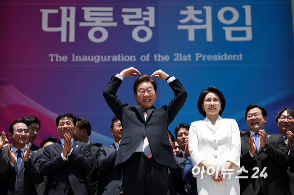 이재명 대통령 내외가 4일 오전 서울 여의도 국회 로텐더홀에서 취임 선서를 마치고 나와 잔디광장에 모인 시민들을 향해 인사하고 있다. [사진=국회시잔취재단]