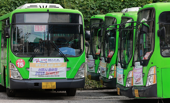 서울시가 마을버스운송사업조합의 환승제도 탈퇴 선언과 관련해 법적 조치를 거론하는 등 강경 대응에 나섰다. 사진은 서울 시내 한 마을버스 차고지에 정차된 마을버스의 모습. [사진=연합뉴스]