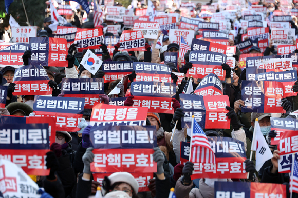 지난 20일 오후 서울 종로구 헌법재판소 대심판정에서 윤석열대통령의 탄핵심판 10차 변론이 열린 가운데 자리에 앉은 윤대통령이 생각에 잠겨 있다. [사진=사진공동취재단]
