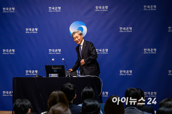 신현송 한국은행 총재가 28일 서울 중구 한국은행 본관에서 열린 통화정책방향 기자간담회장으로 들어오고 있다. [사진=사진공동취재단 ]