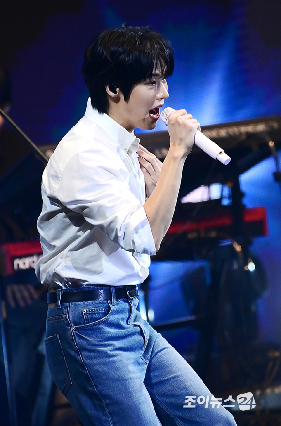 밴드 엔플라잉 이승협이 21일 오후 서울 송파구 잠실학생체육관에서 열린 '2026 JOY콘서트 - 보이스 오브 스프링(Voice of spring)'에서 멋진 무대를 선보이고 있다. [사진=정소희 기자]