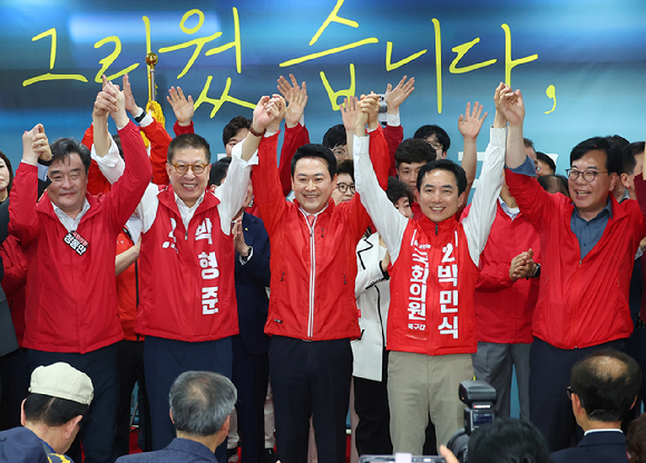 국민의힘 장동혁 대표가 10일 오후 부산 북구에서 열린 박민식 북갑 국회의원 보궐선거 후보 선거사무소 개소식에서 박후보와 박형준 부산시장 후보 등과 손을 맞잡고 있다. 2026.5.10 [사진=연합뉴스]