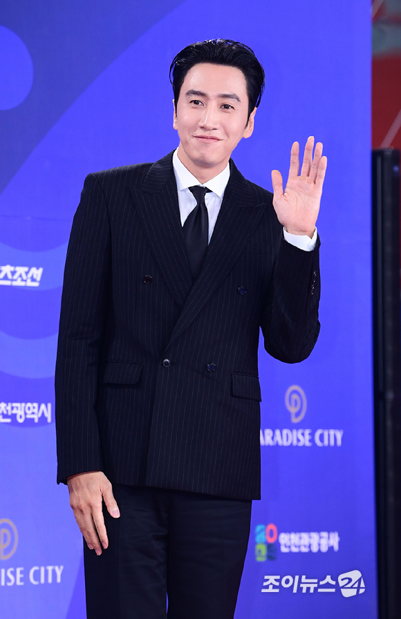 배우 이광수가 18일 오후 인천광역시 파라다이스 시티에서 열린 제4회 청룡시리즈어워즈 레드카펫 행사에 참석하고 있다. [사진=정소희 기자]