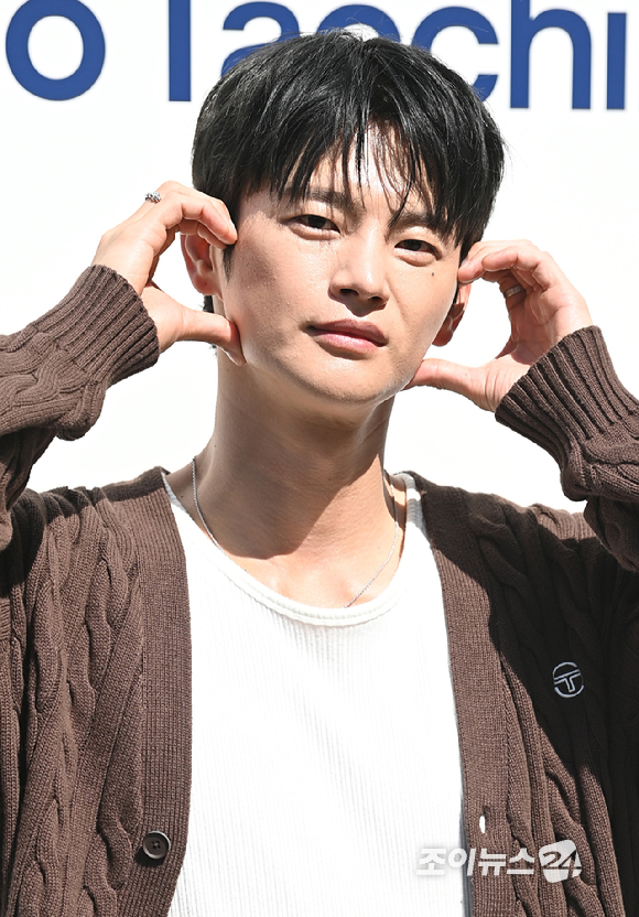 배우 서인국이 26일 오후 서울 용산구 한남동 플래그십 스토어에서 열린 클래식 라이프스타일 브랜드 세르지오 타키니 한남 플래그십 스토어 오픈 기념 포토콜 행사에 참석하고 있다. [사진=문수지 기자]