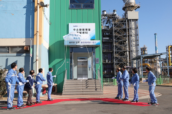 장인화 포스코그룹 회장이(오른쪽) 2일 새해 첫 행보이자 현장경영의 일환으로 포항제철소를 찾아 임직원을 격려하고 있다. [사진=포스코그룹]