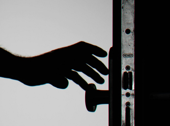 일면식도 없는 여성을 흉기로 위협해 성폭행하고 도주한 40대 남성이 사건 15년 만에 경찰에 붙잡혔다. 사진은 기사 내용과 무관. [사진=픽셀스]