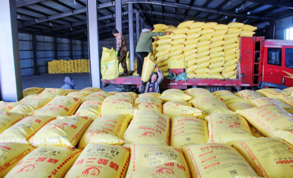 중동 전쟁 여파가 황산 가격 급등으로 번지면서 글로벌 공급망 전반에 '황플레이션' 우려가 커지고 있다. 사진은 황산 가루. [사진=Hachette Learning]