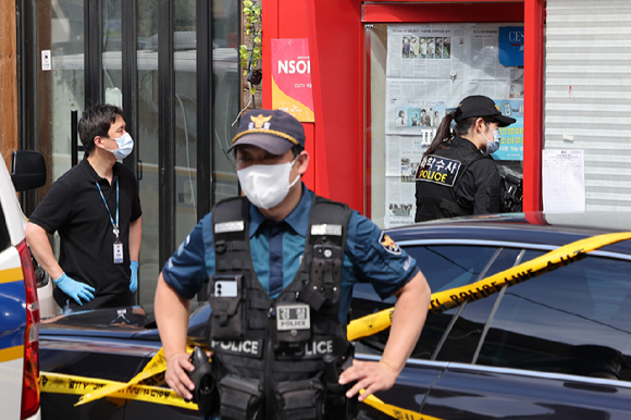 지난 3일 서울 관악구 한 식당에서 칼부림 사건이 발생, 경찰이 조사하고 있다. [사진=연합뉴스]