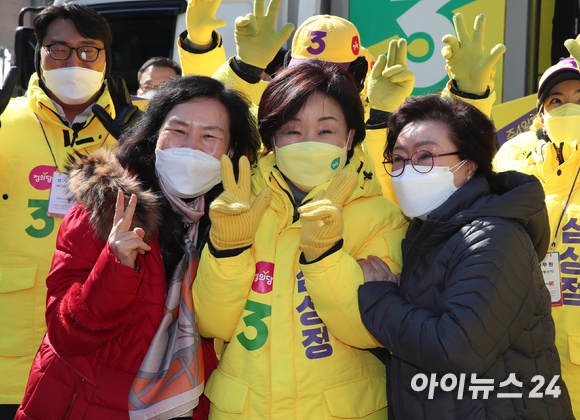 심상정 정의당 대선후보가 24일 오후 서울 구로구 지플러스타워 앞에서 유세를 가지며 시민들을 만나고 있다. [사진=국회사진취재단]