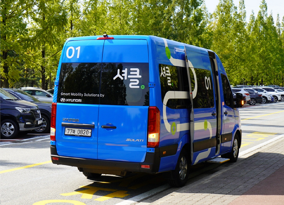 (왼쪽부터)박주영 현대차&middot;기아 모빌리티사업실 팀장, 김수영 현대차&middot;기아 모빌리티사업실 상무, 김세한 워커힐 호텔앤리조트 신성장추진담당, 이열근 워커힐 호텔앤리조트 지속경영담당이 20일 서울시 광진구 그랜드 워커힐 서울 호텔에서 모빌리티 친화 호텔 조성을 위한 업무협약을 체결하고 기념촬영하고 있다. [사진=현대자동차그룹]