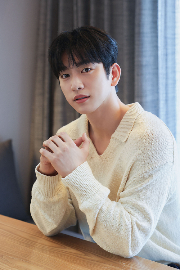 갓세븐 멤버이자 배우 박진영이 tvN 토일드라마 '미지의 서울' 인터뷰에 앞서 포즈를 취하고 있다. [사진=BH엔터테인먼트]