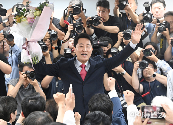 오세훈 민선 9기 서울시장 당선인이 제9회 전국동시지방선거일 다음날인 4일 서울 종로구 대왕빌딩 선거캠프에 마련된 개표상황실에서 당선사를 밝힌 뒤 기뻐하고 있다. [사진=곽영래 기자]