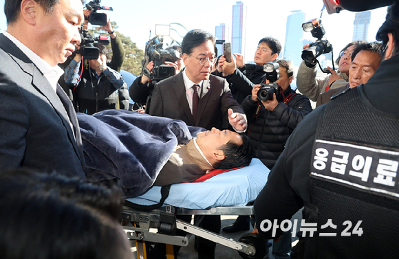 통일교&middot;공천헌금 '쌍특검'을 요구하며 8일째 단식을 진행 중인 장동혁 국민의힘 대표가 22일 서울 여의도 국회에서 단식을 중단하고 병원으로 이송되고 있다. [사진=곽영래 기자]