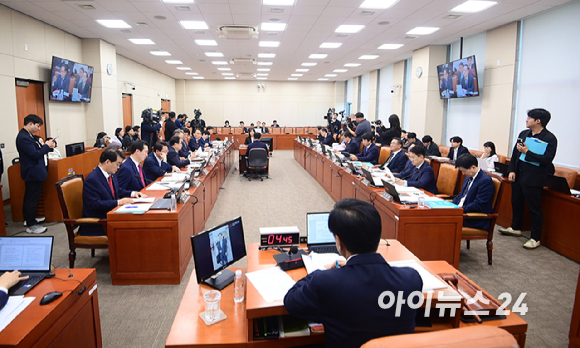 이형일 부총리 겸 재정경제부 장관 후보자가 15일 서울 여의도 국회에서 열린 인사청문회에 참석하고 있다. [사진=정소희 기자]