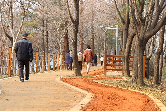 수곡동 일원 명품 황톳길. [사진=청주시]