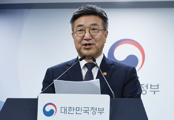 윤호중 행정안전부 장관이 16일 서울 종로구 정부서울청사에서 열린 경찰 수사 내부비리 근절 및 민주적 통제 강화 관련 대국민 담화문을 발표하고 있다. 2026.7.16 [사진=연합뉴스]
