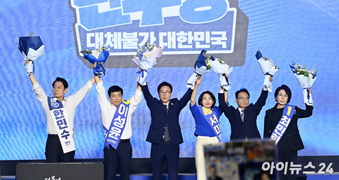 김민석 더불어민주당 신임 당 대표가 17일 대전 컨벤션센터에서 열린 제3회 더불어민주당 정기 전국당원대회에서 당 대표로 선출된 뒤 인사하고 있다.왼쪽부터 최고위원으로 선출된 한민수, 이성윤, 김민석 당 대표, 서미화, 박선원, 최민희 의원. [사진=곽영래 기자]