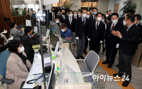 안철수 인수위원장, 권영세 인수위부위원장, 원희룡 인수위기획위원장 등이 4일 오전 서울 외교부청사 1층에 마련된 '국민제안센터'에서 현판식을 갖고 시설을 둘러보고 있다. [사진=인수위사진기자단]