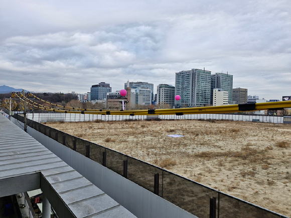 세운상가 2층에서 종묘와 북한산 방향으로 바라본 모습. [사진=아이뉴스24]