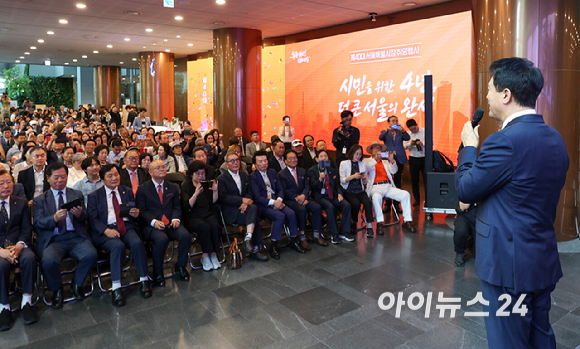 오세훈 서울시장이 1일 서울 중구 서울시청에서 열린 '제40대 서울특별시장 취임행사'에 참석한 시민들과 인사하고 있다. [사진=곽영래 기자]