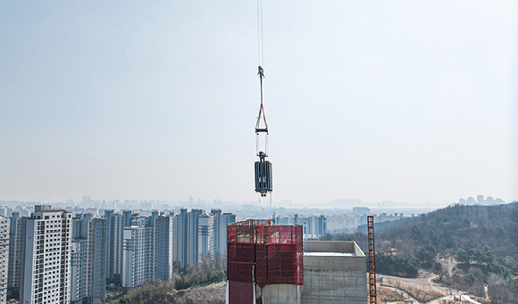 현대건설의 모듈러 엘리베이터 시공 모습. [사진=현대건설]