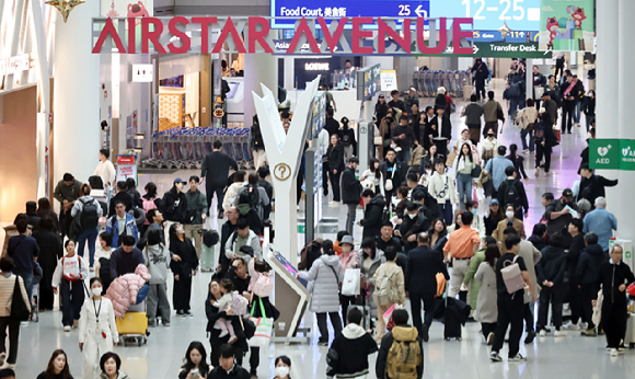 인천국제공항 제1여객터미널 출국장 내 면세구역에서 공항이용객들이 이동하고 있다. [사진=연합뉴스]