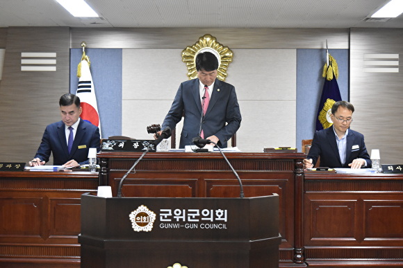 7일 박수현 군위군의회 의장이 임시회 개회를 선언하고 있다. [사진=군위군의회]
