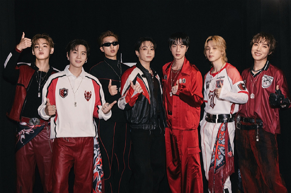 방탄소년단은 19일(이하 현지시간) 미국 뉴욕 뉴저지 스타디움(New York New Jersey Stadium)에서 열린 &lsquo;2026 FIFA 북중미 월드컵&trade;&rsquo; 결승전 하프타임 쇼에 선 후 기념사진을 촬영하고 있다. [사진=빅히트뮤직]