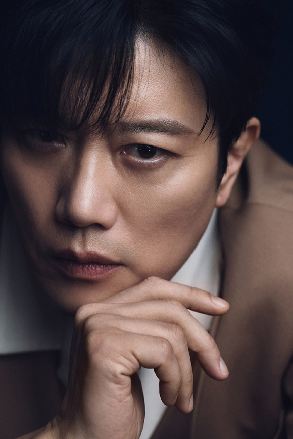 배우 박희순이 넷플릭스 시리즈 '선산' 인터뷰에 앞서 포즈를 취하고 있다. [사진=넷플릭스]