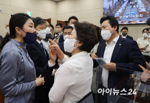 신현영 더불어민주당 의원(맨 왼쪽)과 서정숙 국민의힘 의원이 3일 오전 서울 여의도 국회에서 열린 정호영 보건복지부 장관 후보자 인사청문회에서 정 후보자가 제출한 아들의 MRI 자료 놓고 실랑이를 벌이고 있다. [사진=정소희 기자]