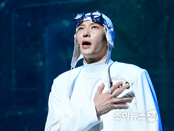 배우 최재림(109세포)과 임기홍(명탐정세포)이 9일 오후 서울 서초구 예술의전당 CJ토월극장에서 열린 뮤지컬 '유미의 세포들' 프레스콜에서 열연하고 있다. [사진=정소희 기자]