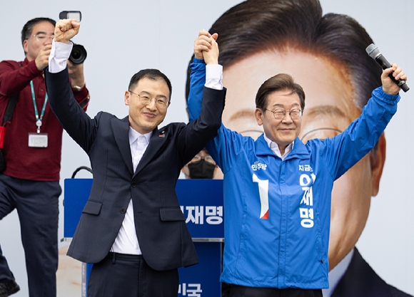 더불어민주당 이재명 대선후보가 16일 전북 익산시 익산역 동부광장에서 열린 유세에서 무소속 김상욱 의원과 손을 들어 인사하고 있다. 2025.5.16 [사진=연합뉴스]