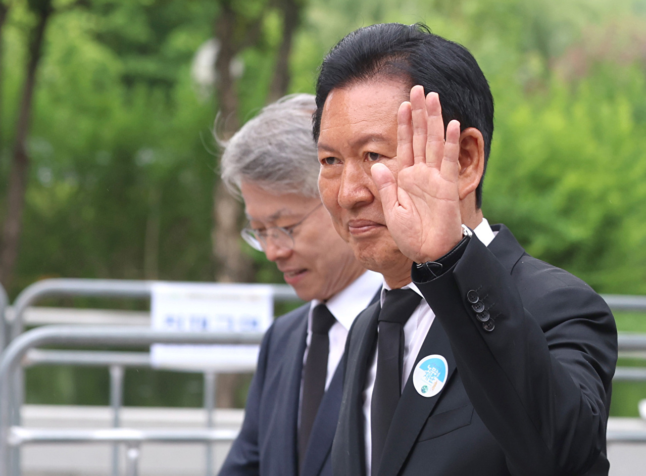 더불어민주당 정청래 대표가 23일 오후 경남 김해시 진영읍 봉하마을에서 열린 노무현 전 대통령 17주기 추도식에 참석하고 있다. 2026.5.23 [사진=연합뉴스]