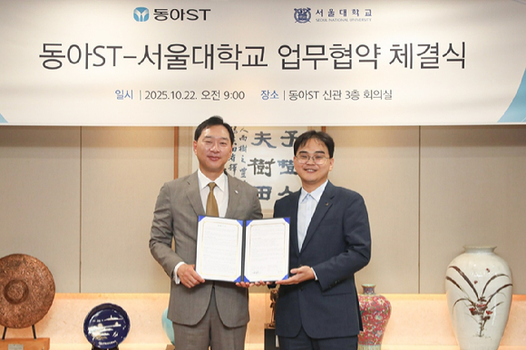 동아ST-서울대학교 첨단융합학부 AI 기반 신약 개발 업무협약 체결식에서 동아에스티 정재훈 사장(왼쪽)과 서울대학교 첨단융합학부 김경수 교수가 기념사진을 촬영하고 있다. [사진=동아에스티]