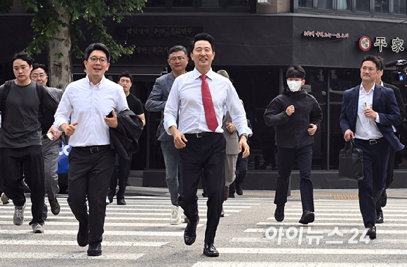 국민의힘 오세훈 서울시장 후보가 제9회 전국동시지방선거일 다음날인 4일 서울 종로구 대왕빌딩에 마련된 선거사무소에서 입장을 밝힌 뒤 서울시청으로 향하고 있다. [사진=곽영래 기자]